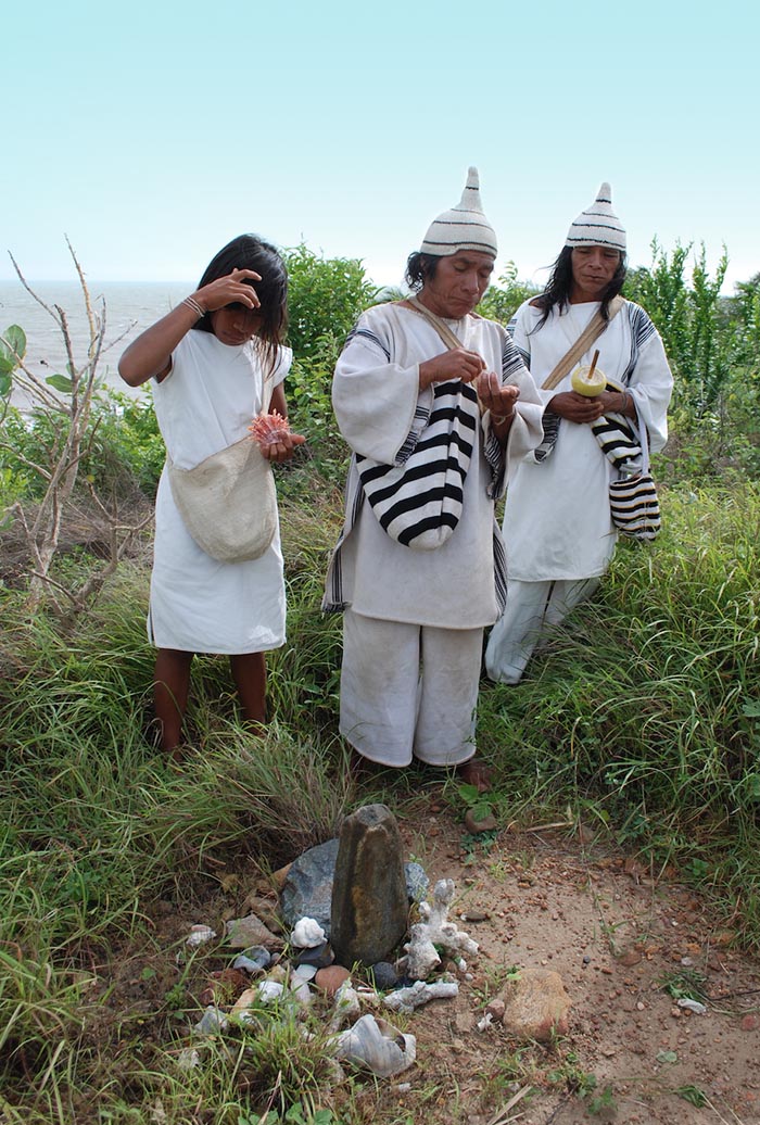 A group of Kogi mamas making an offering at an esauma