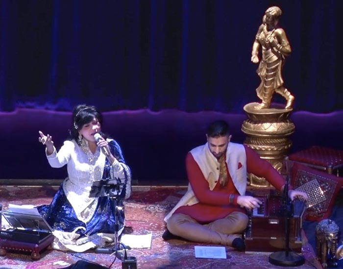Ginan singer Navinjaan performing